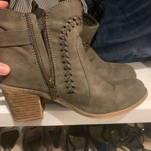 Grey Roxy booties sz 6